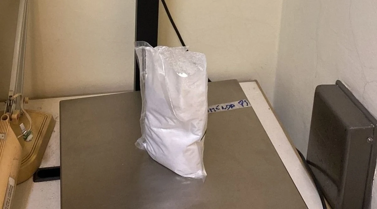 Policjanci z Piekar Śląskich zatrzymali po pościgu 40-latka, który jechał pod prąd jedną z ulic w tym mieście, później próbował też uciekać pieszo. Mężczyzna miał reklamówkę, w której był się kilogram amfetaminy oraz blisko 100 gramów marihuany – poinformowała w poniedziałek policja.