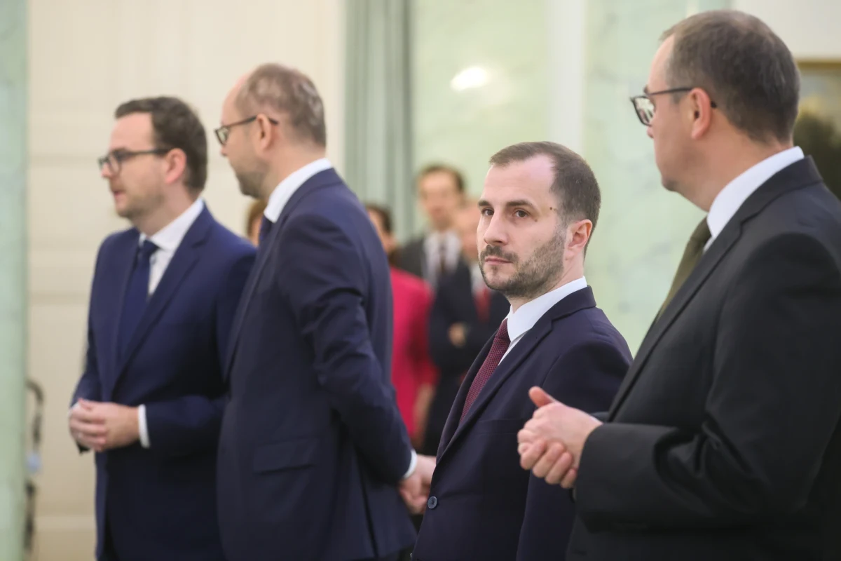 Mieszko Pawlak zastępuje Marcina Przydacza na stanowisku szefa prezydenckiego Biura Polityki Międzynarodowej. W Pałacu Prezydenckim odbyła się dzisiaj formalna uroczystość, w czasie której Andrzej Duda dokonał wymiany swojego głównego ministra.