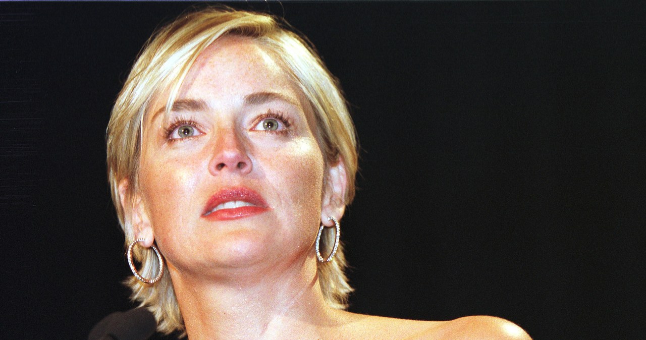 Ponad 20 lat temu słynna hollywoodzka aktorka Sharon Stone otarła się o śmierć. W 2001 roku przeszła udar krwotoczny, którego skutki odczuwa do dziś. W najnowszym wywiadzie gwiazda wróciła wspomnieniami do dramatycznych chwil spędzonych w szpitalu. Jak wyznała, lekarze chcieli ją wypisać do domu, gdyż sądzili, że symuluje swoje objawy. „Gdyby faktycznie mnie wtedy odesłano, z pewnością bym umarła” – wyznała laureatka Złotego Globu.