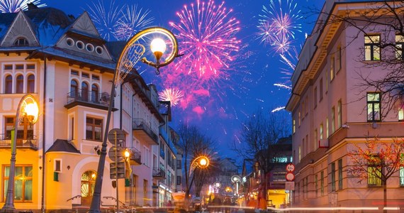 Jak co roku wiele osób decyduje się spędzić Boże Narodzenie i Sylwestra w górach. Często niestety dochodzi do sytuacji, kiedy wyczekany odpoczynek zamienia się w horror. Szczególnie narażone na oszustwo są osoby, które nocleg rezerwują przez internet. Jak nie dać się oszukać? Podpowiadają zakopiańscy policjanci.