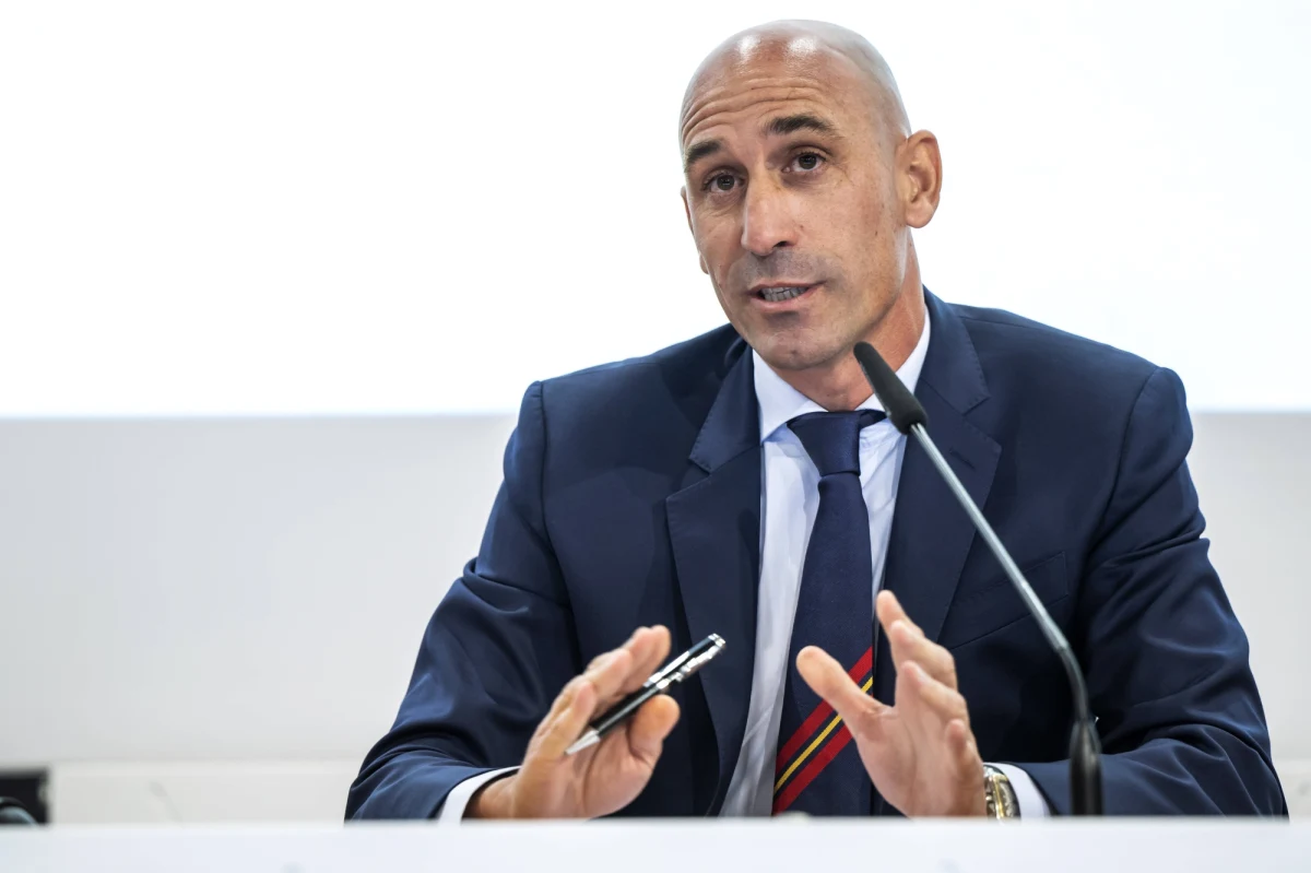 Luis Rubiales, były prezes Hiszpańskiej Federacji Piłki Nożnej, został w poniedziałek ukarany trzyletnim zakazem pracy w instytucjach związanych z futbolem. Decyzja FIFA ma związek ze skandalem wywołanym pocałowaniem w usta przez tego działacza na sierpniowym mundialu kobiet hiszpańskiej zawodniczki Jennifer Hermoso.