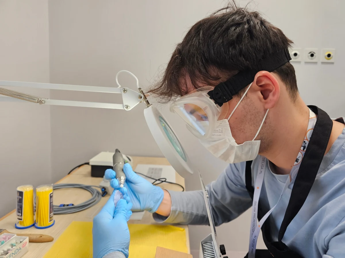 W szpitalu dziecięcym w Olsztynie uruchomiono pracownię druku 3D. Pierwsi mali pacjenci już skorzystali z wydrukowanych szyn operacyjnych, które pomagają w zabiegach twarzoczaszki. 