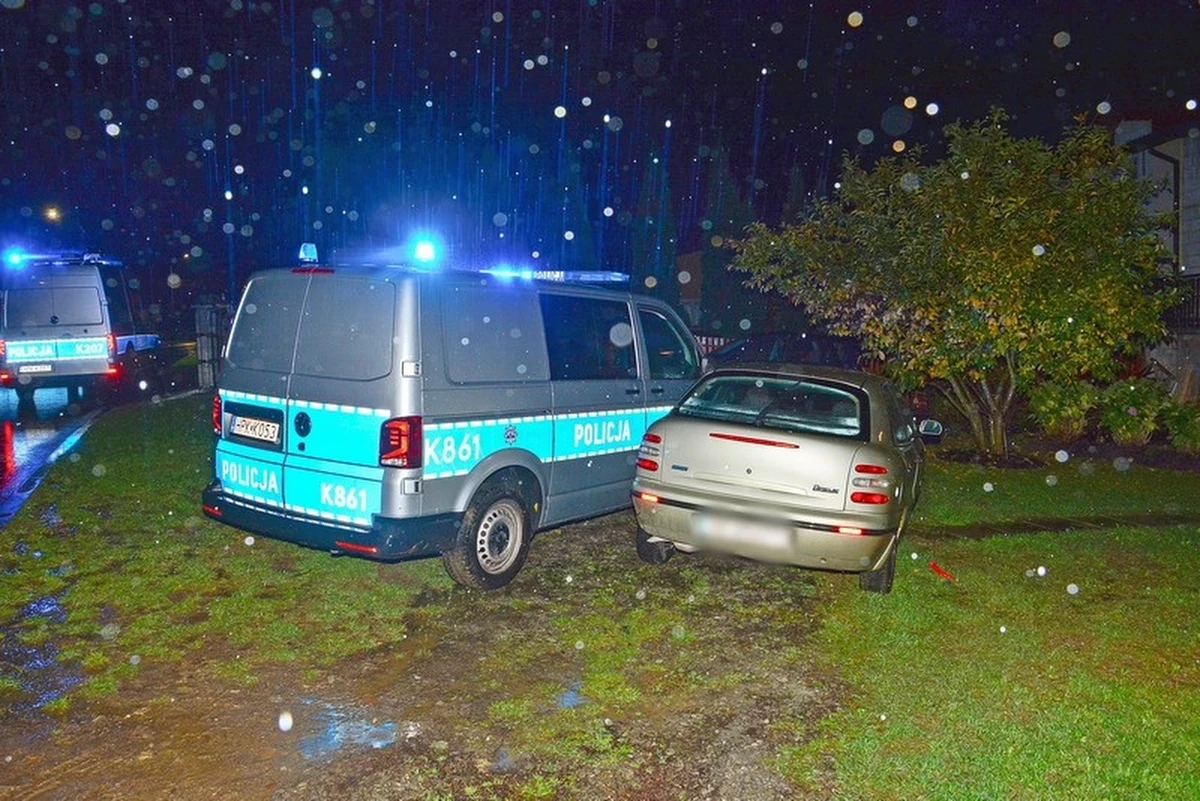 28-latek pędził ulicami Krosna uciekając przed policją. Kierowca fiata nie zatrzymał się do kontroli drogowej, ponieważ nie posiadał uprawnień do kierowania samochodem. Mężczyzna trafił do aresztu, a za swoje zachowanie odpowie przed sądem.