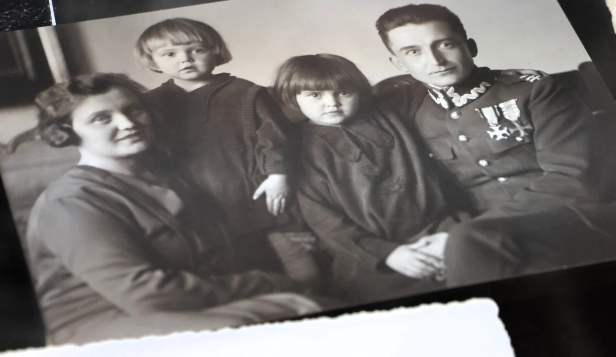 Rodzinne pamiątki: fotografie, młynek do kawy i listy, w tym ostatni napisany przez gen. Augusta Emila Fieldorfa ,,Nila" przekazali dziś do Muzeum AK w Krakowie jego potomkowie. "Dziadek to bohater i chcemy, by o nim pamiętano" - mówił Dimos Zarkadas, prawnuk generała, na co dzień mieszkający w Kanadzie.