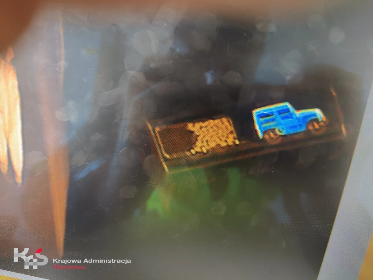 178 tabletek z oksykodonem przejęli funkcjonariusze zachodniopomorskiej Krajowej Administracji Skarbowej. Tabletki z opioidem ukryto w przesyłce z zabawkami, która miała trafić do USA. Nadawca wypchał tabletkami przyczepę zabawkowego samochodu.
