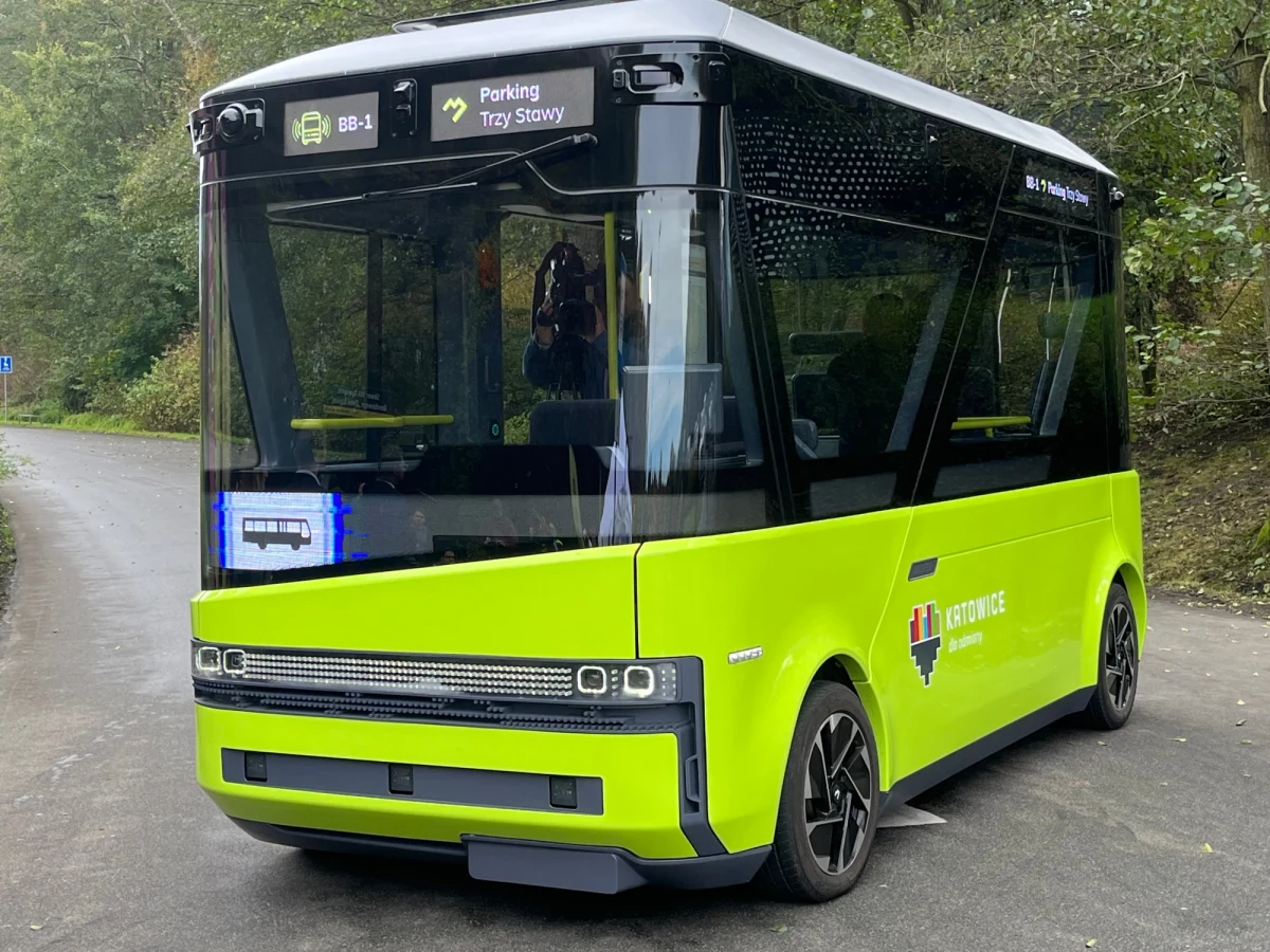 Czy autonomiczne busy bez kierowców mogą zastąpić tradycyjną komunikację miejską? To zapewne przyszłość, ale już teraz w Dolinie Trzech Stawów w Katowicach trwają testy takiego pojazdu. To bus, który pomieści 15 osób i może jechać z prędkością do 25 km/h.