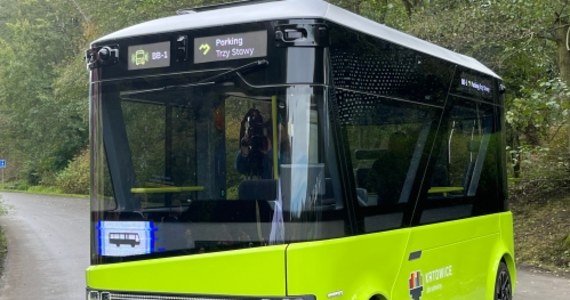 Czy autonomiczne busy bez kierowców mogą zastąpić tradycyjną komunikację miejską? To zapewne przyszłość, ale już teraz w Dolinie Trzech Stawów w Katowicach trwają testy takiego pojazdu. To bus, który pomieści 15 osób i może jechać z prędkością do 25 km/h.
