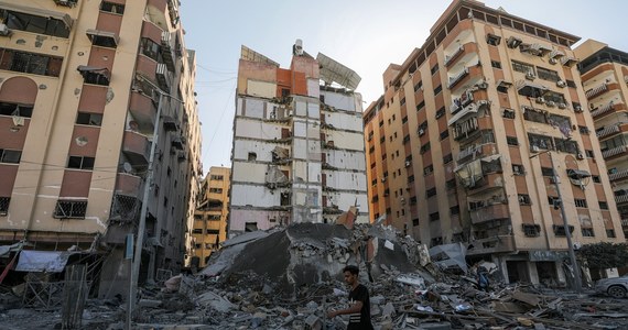 ​Izraelscy żołnierze i czołgi zaatakowały w poniedziałek miasto Gaza od wschodu i zachodu, przeprowadzono też uderzenia z powietrza, zabijając "dziesiątki terrorystów" Hamasu - podała agencja Reutera, powołując się na Siły Obronne Izraela (IDF) i relacje świadków.