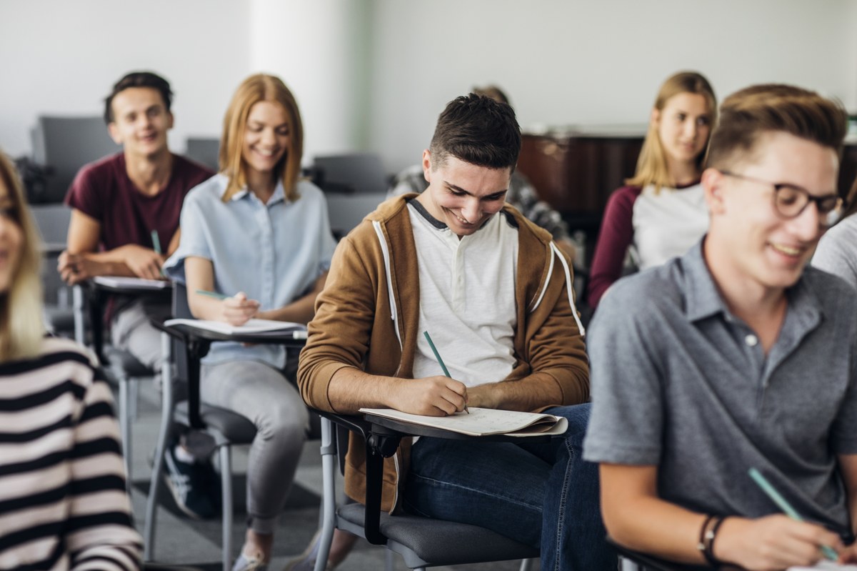 ​Do 31 października studenci, którzy pobierają rentę rodzinną, powinni dostarczyć do ZUS zaświadczenie o kontynuowaniu nauki. Jeśli się spóźnią, stracą świadczenie.