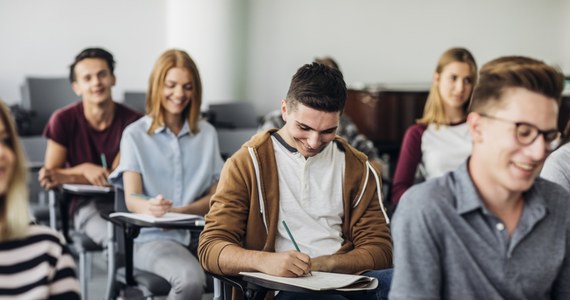 ​Do 31 października studenci, którzy pobierają rentę rodzinną, powinni dostarczyć do ZUS zaświadczenie o kontynuowaniu nauki. Jeśli się spóźnią, stracą świadczenie.