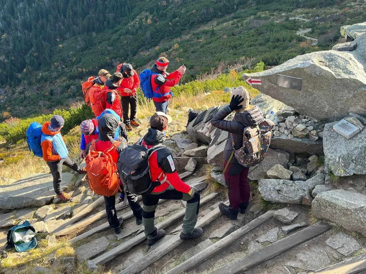 Przed dniem Wszystkich Świętych to już tradycja. Ratownicy karkonoskiej grupy GOPR i przewodnicy sudeccy odwiedzili dziś symboliczny Cmentarz Ofiar Gór. To miejsce w Kotle Łomniczki w Karkonoszach.