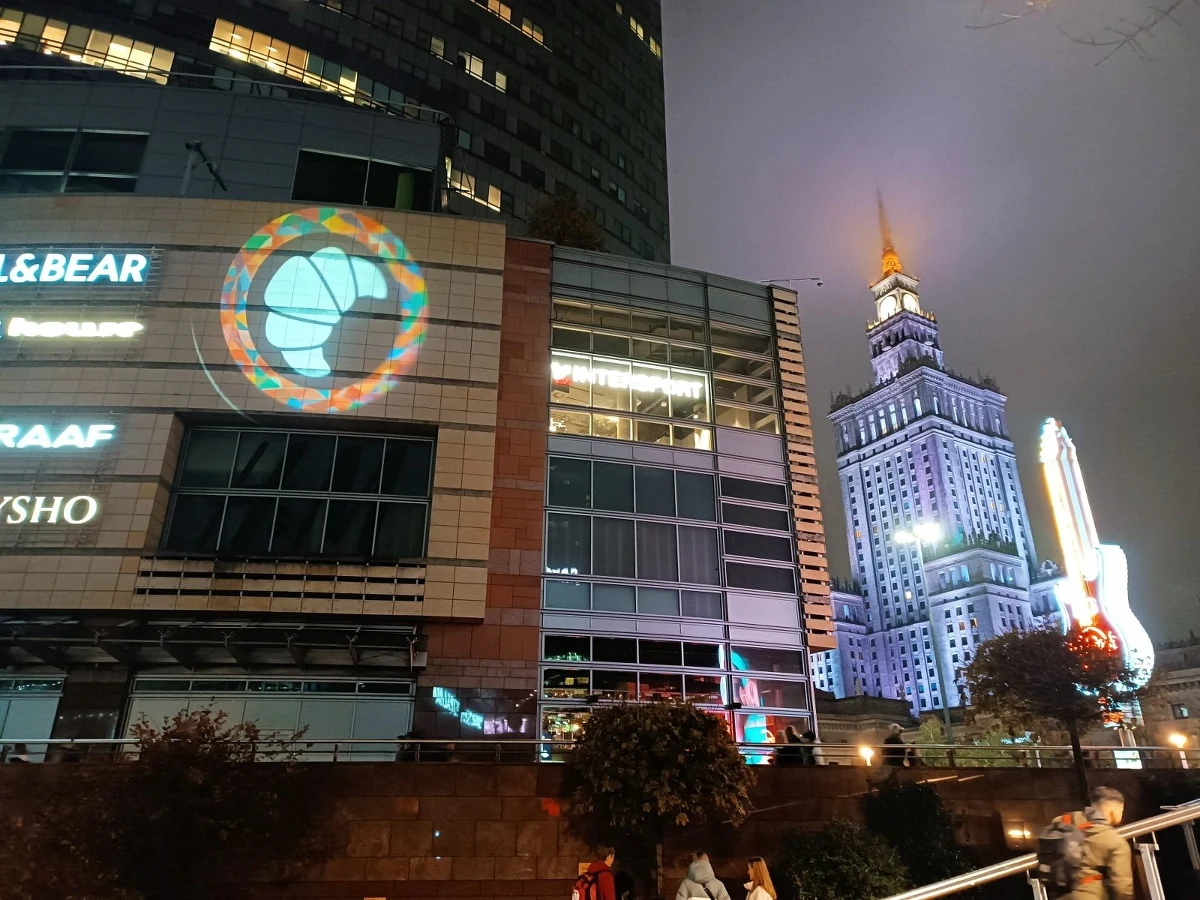 Wzorowany na znaku Batmana hologram rogala świętomarcińskiego pojawił się pod koniec października na budynkach w kilku polskich miastach. Mogli zobaczyć go mieszkańcy: Warszawy, Łodzi, Wrocławia, Szczecina i Bydgoszczy. To akcja zachęcająca do świętowania Dnia Niepodległości i "imienin" ulicy święty Marcin w Poznaniu: radośnie, w duchu otwartości i z rogalem w dłoni.