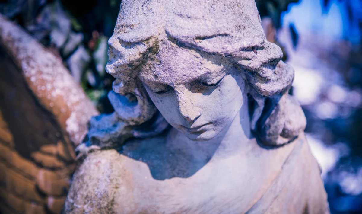 Na świętokrzyskich cmentarzach rozpoczęły się kwesty. Pieniądze na renowację zabytkowych pomników i cmentarnych rzeźb zbierane będą m.in. w Kielcach, Sandomierzu i Opatowie.

