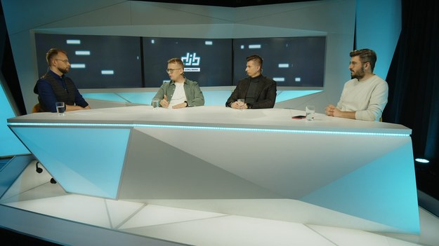 "Do jednej bramki" NA ŻYWO w każdy poniedziałek o godz. 12.00 w Interii oraz  Polsat BOX Go .
W tekście zawarto link serwisu partnerskiego
