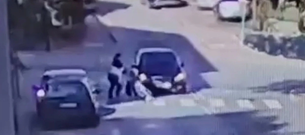 Do niezwykle groźnie wyglądającego wypadku doszło w Wieliczce. Na ulicy Mickiewicza przechodzącą przez przejście dla pieszych matkę z dzieckiem w wózku - potrącił samochód. Szczęśliwie poszkodowanym nic poważnego się nie stało.