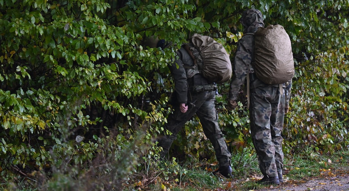 Pomorska policja apeluje, by na trójmiejskie cmentarze nie chodzić na skróty przez las. Ma to związek z prowadzonymi już dziesiąty dzień poszukiwaniami Grzegorza Borysa - mężczyzny podejrzanego o zabicie własnego syna.