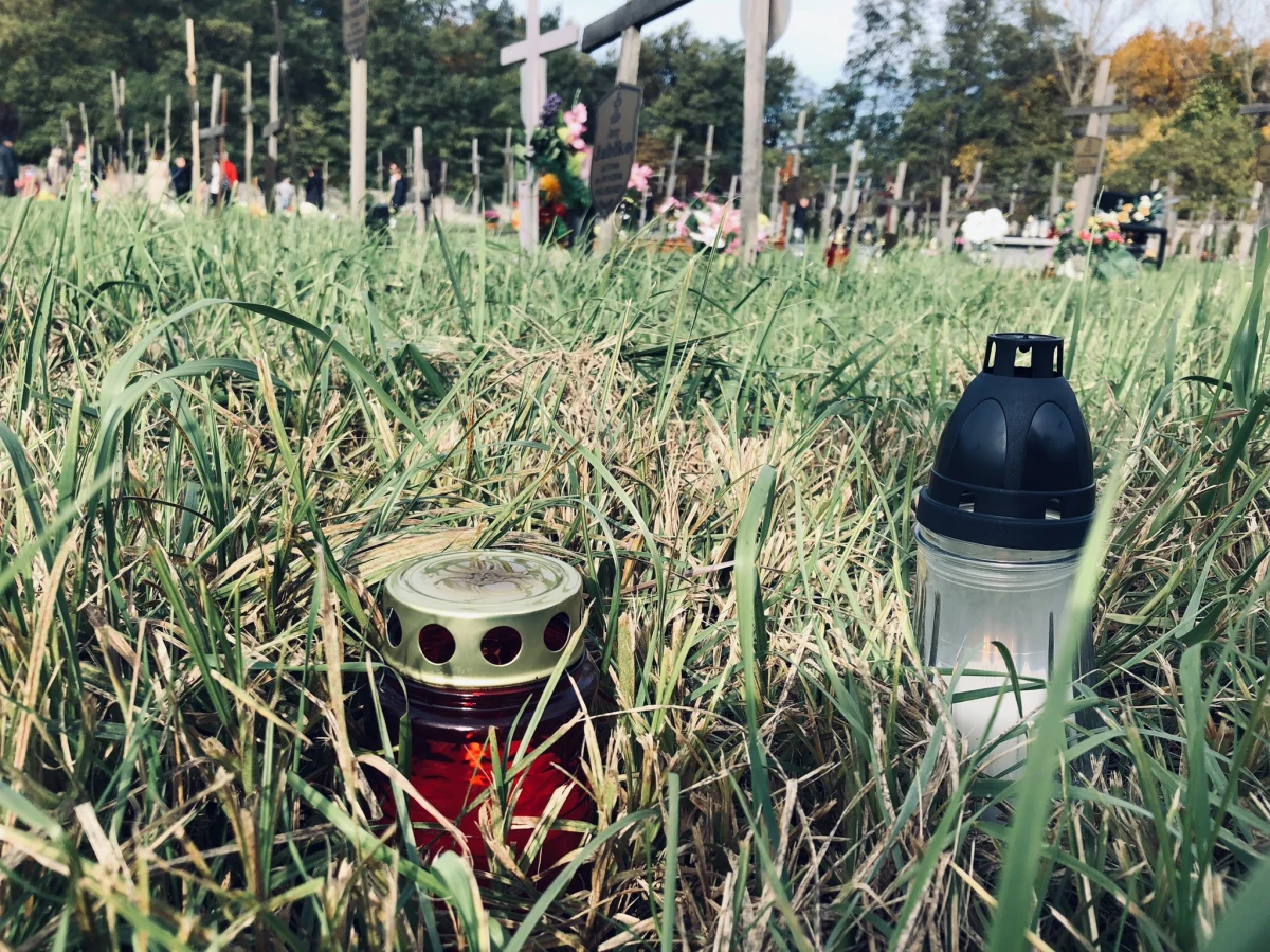 Niewidzialni za życia - dostrzeżeni po śmierci. W poniedziałek (30 października) w ramach społecznej akcji: "Światełko pamięci" łodzianie zapalili znicze na grobach osób bezdomnych, samotnych lub nieznanych, których chowało państwo na cmentarzu przy ul. Zakładowej w Łodzi.