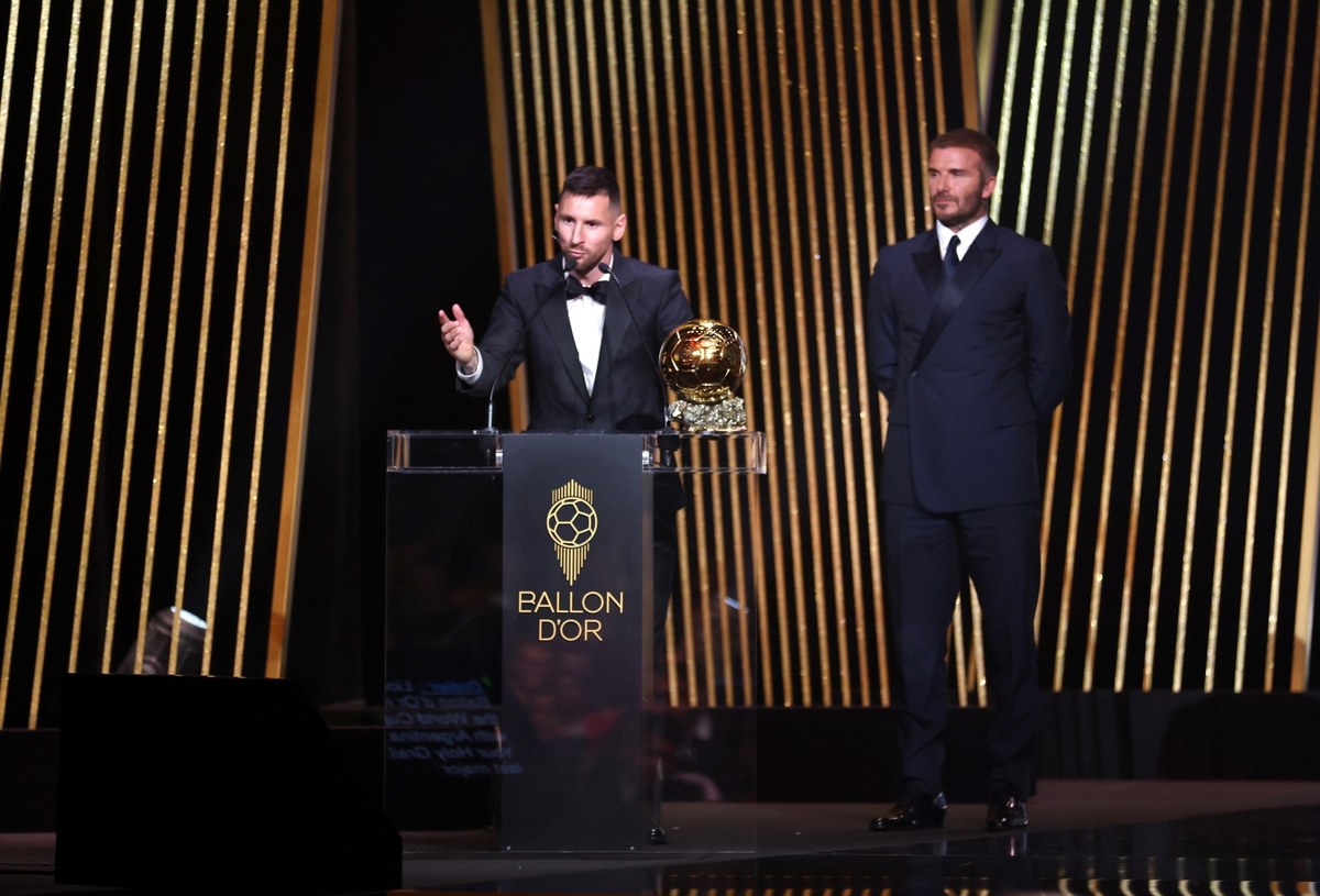 Lionel Messi z ósmą Złotą Piłką w karierze! Argentyńczyk przed niespełna rokiem poprowadził reprezentację swojego kraju do tytułu mistrza świata. W poniedziałkowy wieczór na gali w Paryżu odebrał prestiżowe wyróżnienie. Za jego plecami znalazł się Norweg Erling Haaland i Francuz Kylian Mbappe. 12. miejsce zajął Robert Lewandowski. Wśród pań 18. była Polka Ewa Pajor.