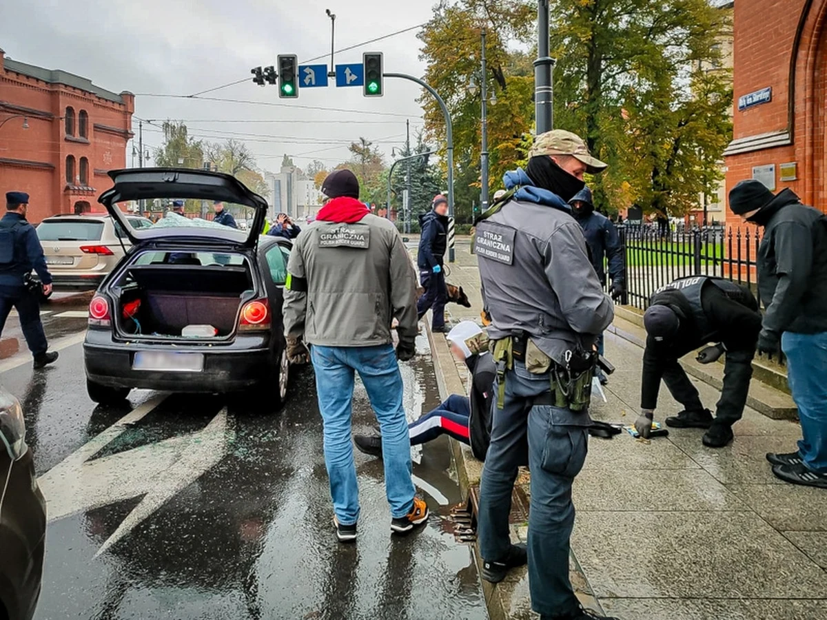 Służby rozbiły gang, który specjalizował się w handlu narkotykami. Na terenie Torunia i powiatu zatrzymano 26 osób.