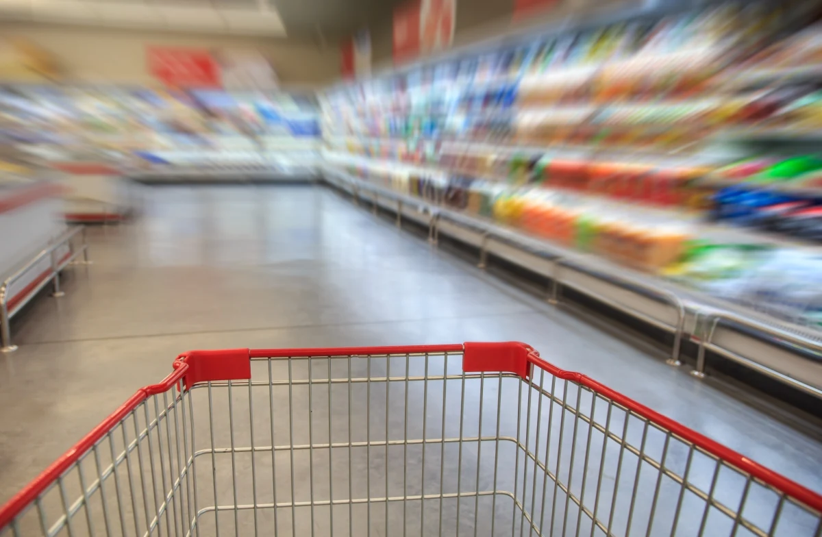 Przed nami dzień Wszystkich Świętych - to ustawowo dzień wolny od pracy. We wtorek (31.10) większość sklepów będzie otwarta w standardowych godzinach pracy. Dłużej otwarte mają być niektóre dyskonty. 