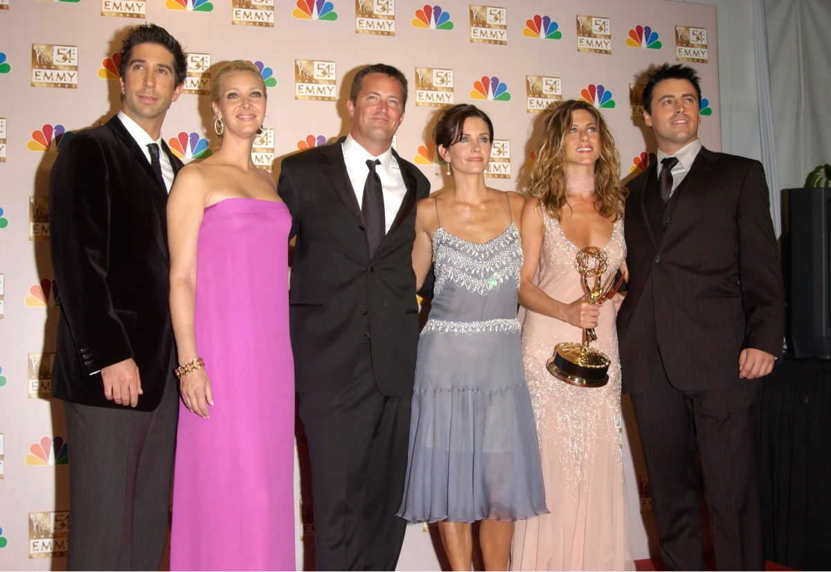 Wzruszające pożegnanie Matthew Perry’ego przez obsadę serialu "Przyjaciele". Jennifer Aniston, Courteney Cox, Lisa Kudrow, Matt LeBlanc i David Schwimmer wydali wspólne oświadczenie po śmierci 54-letniego aktora. Napisali, że są "całkowicie zdruzgotani", a odejście Perry’ego to niepowetowana strata.