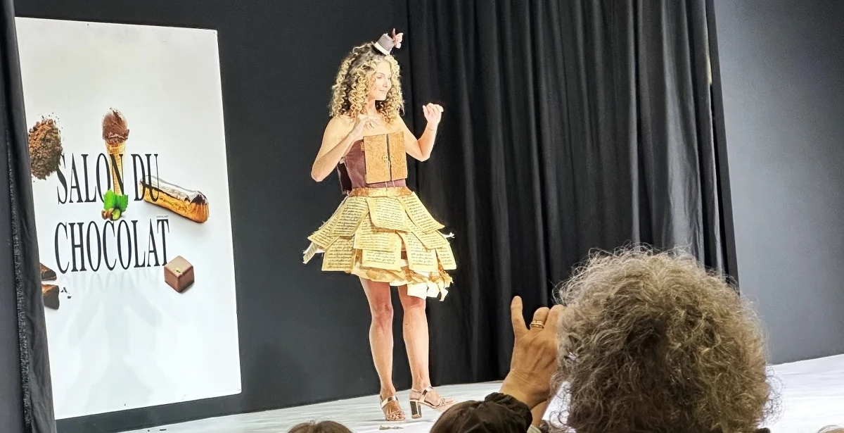 Trwają niecodzienne pokazy mody w Paryżu. Na wybiegach oklaskiwane są modelki, które prezentują suknie z materiałów zawierających kakao oraz kreacje z wszytymi bombonierkami czy ozdobione małymi czekoladkami. 