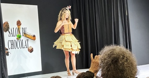 Trwają niecodzienne pokazy mody w Paryżu. Na wybiegach oklaskiwane są modelki, które prezentują suknie z materiałów zawierających kakao oraz kreacje z wszytymi bombonierkami czy ozdobione małymi czekoladkami. 
