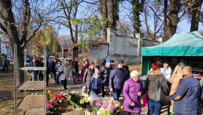 Lublin: Rośnie ruch przy cmentarzach. Policja apeluje do pieszych i kierowców