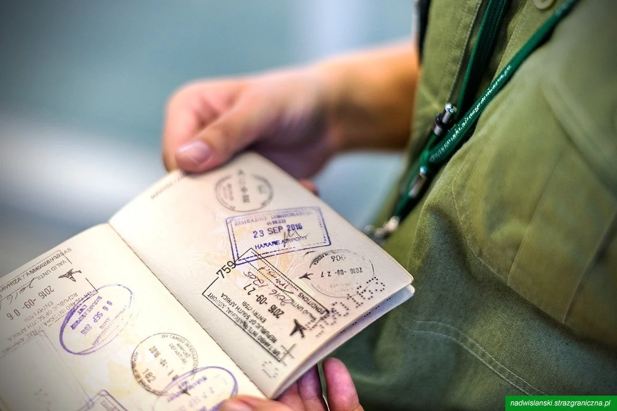 Odmową wjazdu na terytorium Polski zakończyła się podróż obywatela Wielkiej Brytanii, który do kontroli granicznej pokazał paszport z dwudziestoma przerobionymi odbitkami stempli kontroli granicznej. Mężczyzna przyznał, że poprawił je własnoręcznie długopisem, ponieważ były słabo widoczne. Paszport zatrzymano, a mężczyźnie przedstawiono zarzuty karne - poinformowała rzecznik prasowa Komendanta Nadwiślańskiego Oddziału Straży Granicznej kpt. SG Dagmara Bielec.
