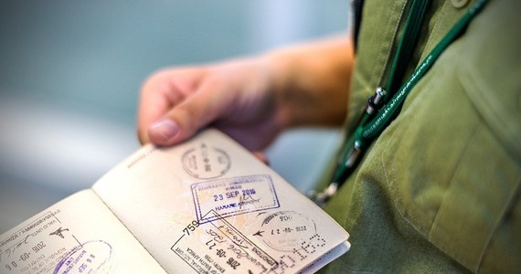 Odmową wjazdu na terytorium Polski zakończyła się podróż obywatela Wielkiej Brytanii, który do kontroli granicznej pokazał paszport z dwudziestoma przerobionymi odbitkami stempli kontroli granicznej. Mężczyzna przyznał, że poprawił je własnoręcznie długopisem, ponieważ były słabo widoczne. Paszport zatrzymano, a mężczyźnie przedstawiono zarzuty karne - poinformowała rzecznik prasowa Komendanta Nadwiślańskiego Oddziału Straży Granicznej kpt. SG Dagmara Bielec.
