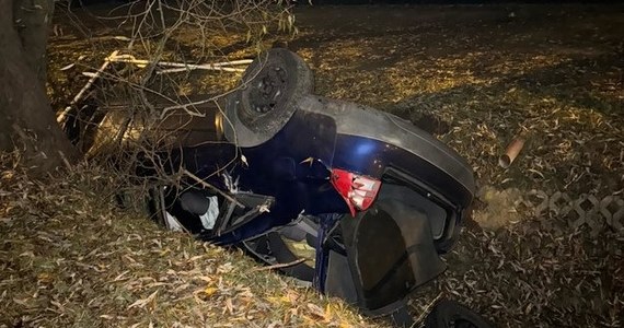 Policja wyjaśnia okoliczności niebezpiecznego zdarzenia, do którego doszło w nocy w rejonie ulicy Szczepankowo w Poznaniu. Znaleziono tam samochód osobowy Audi, który wpadł do rowu. Zgłoszenie otrzymaliśmy na naszą skrzynkę fakty@rmf.fm.