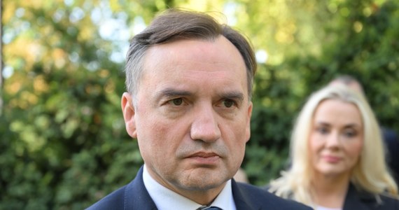 "Stanowczo dementujemy" - przekazała Suwerenna Polska na platformie X, odnosząc się do informacji, że ugrupowanie to wysyła sygnały, iż nie poprze Mateusza Morawieckiego jako premiera, jeśli nie będzie dla niego gwarancji sejmowej większości. Swoje stanowisko Suwerenna Polska miała, według ustaleń dziennikarza RMF FM Rocha Kowalskiego, przekazać prezydentowi Dudzie.