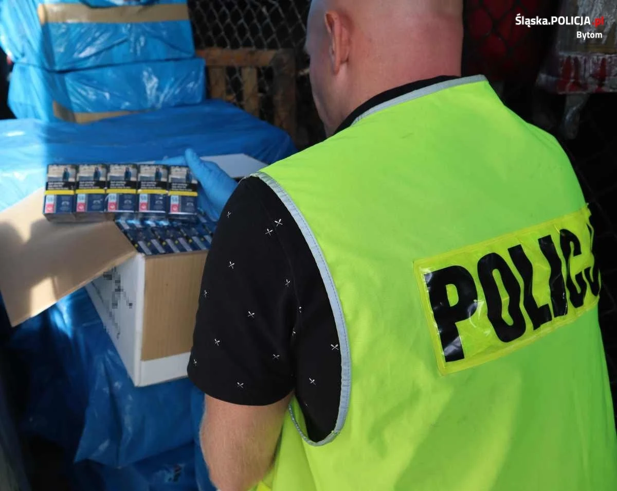 Policjanci z Bytomia przechwycili ponad milion trzysta tysięcy sztuk papierosów bez polskich znaków akcyzy i zatrzymali właścicieli nielegalnego towaru. Gdyby nielegalne papierosy trafiły na rynek, Skarb Państwa straciłby ok. miliona złotych.
