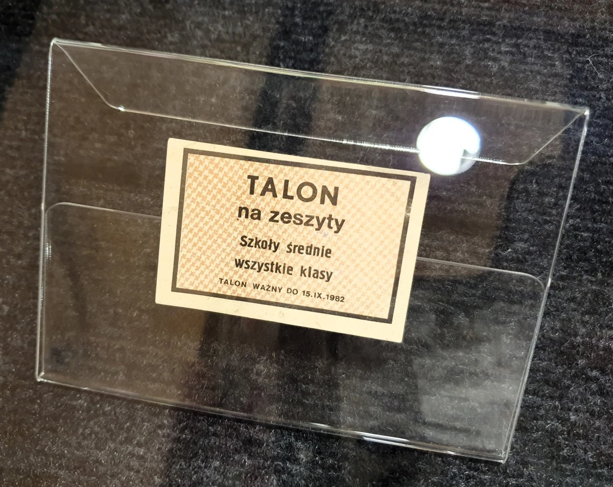 W Muzeum Papiernictwa w Dusznikach Zdroju na Dolnym Śląsku otwarto wystawę "Dekada znaczona kartkami". Ekspozycja pozwoli nam się przenieść w lata 80. XX wieku. Wtedy, by zrobić zwykłe zakupy potrzebowaliśmy... kartek.