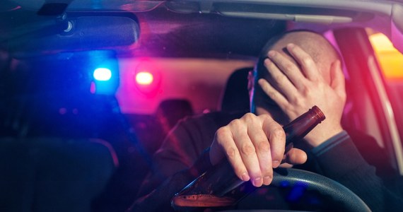 Kierowca taksówki Bolt zderzył się z jadącą na sygnale karetką pogotowia. Okazało się, że mężczyzna był pod wpływem alkoholu – poinformowała kaliska policja.