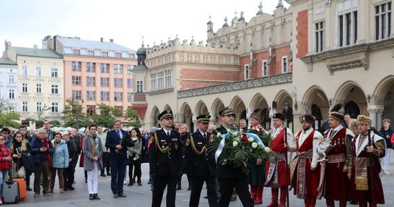 Kraków jako pierwsze z dużych polskich miast odzyskał niepodległość. Stało się to 31 października 1918 roku. W 105. rocznicę wyzwolenia spod władzy zaborczej nad Rynkiem Głównym niósł się dźwięk dzwonu miejskiego - Bolesława, a przedstawiciele władz miasta złożyli kwiaty pod tablicą na wieży Ratuszowej.

