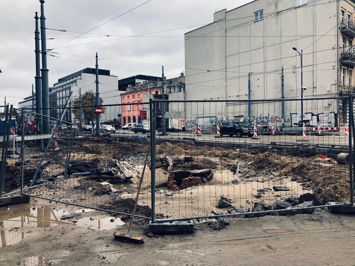 Poważna awaria wodociągu w Łodzi. W rejonie skrzyżowania ulicy Zachodniej z Legionów koparka w czasie prac ziemnych uszkodziła rurę o średnicy 35 mm. Woda tryskała niczym z gejzera. W tej chwili bez wody są mieszkańcy kilkunastu kamienic w tej części miasta. 