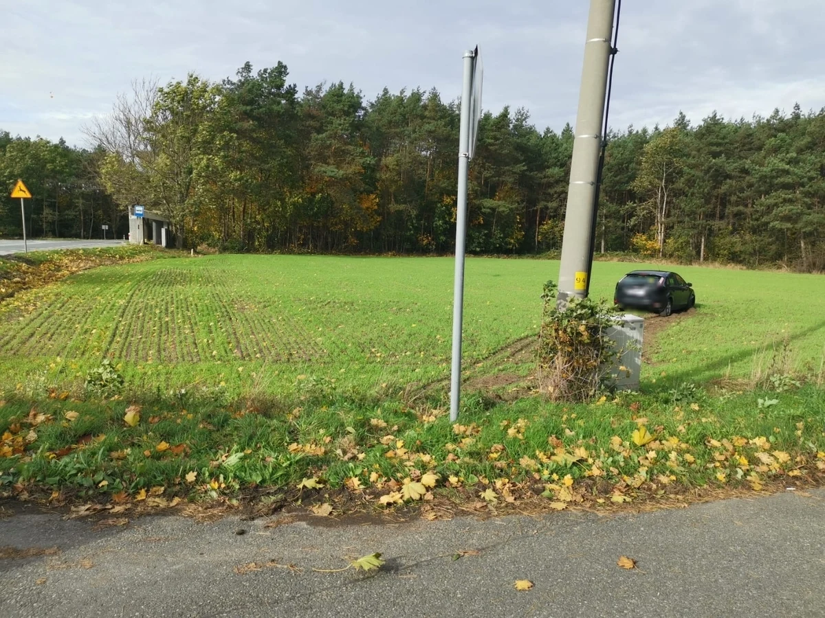 Skrajnie nieodpowiedzialne zachowanie kierowcy forda. 20-latek w Strzelcach Opolskich nie zatrzymał się do kontroli i zaczął uciekać. Kiedy stracił panowanie nad samochodem, uderzył w latarnię i zjechał w przydrożne pole. Kierowca przewoził swojego znajomego i jego 1,5-roczne dziecko, z którym po wypadku uciekł do lasu.