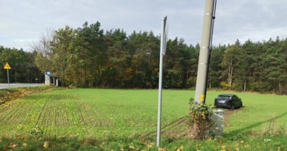 Skrajnie nieodpowiedzialne zachowanie kierowcy forda. 20-latek w Strzelcach Opolskich nie zatrzymał się do kontroli i zaczął uciekać. Kiedy stracił panowanie nad samochodem, uderzył w latarnię i zjechał w przydrożne pole. Kierowca przewoził swojego znajomego i jego 1,5-roczne dziecko, z którym po wypadku uciekł do lasu.