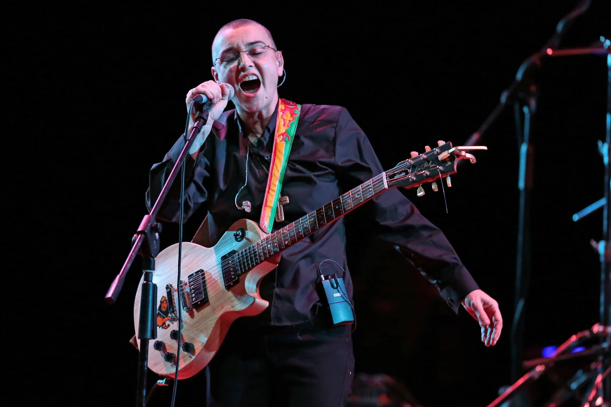 "Sinead w swoich piosenkach poruszała sprawy ważne nie tylko dla niej, ale ważne dla świata" - tak Ania Wyszkoni, polska piosenkarka, wspomina Sinead O'Connor, irlandzką artystkę, znaną przede wszystkim z utworu Nothing Compares 2 U, która zmarła 26 lipca 2023 roku. 1 listopada artyści i dziennikarze w programie Radia RMF24 przypominają sylwetki tych, którzy odeszli w minionym roku.
