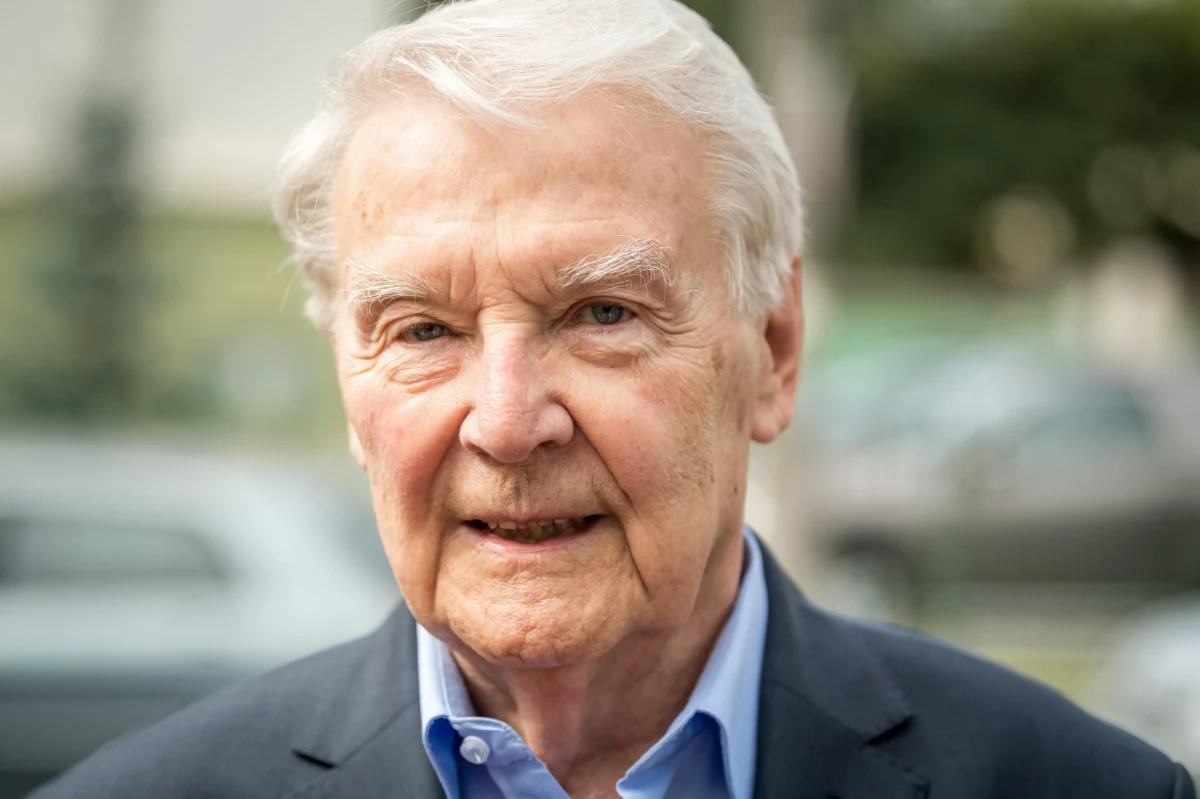 Na początku lutego pożegnaliśmy genialnego aktora, Leonarda Pietraszaka, znanego między innymi z roli Gustawa Kramera w filmie Vabank. "Bez przerwy patrzę na to miejsce po prawej stronie i zastanawiam się, jak to możliwe, że takiego wspaniałego artysty nie ma już wśród nas" - mówi Grzegorz Damięcki na antenie internetowego Radia RMF24.