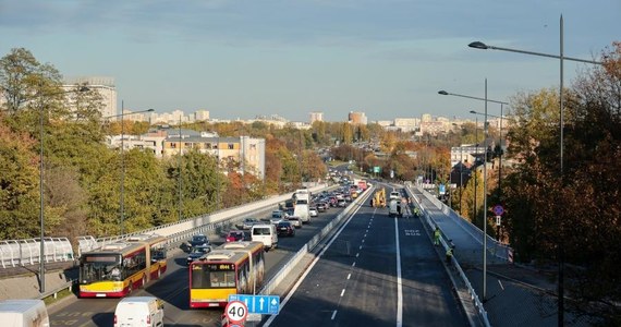 Dobra wiadomość dla kierowców. Dziś (31 października) o g. 22.00 otwarty zostanie południowy wiadukt Trasy Łazienkowskiej przy Agrykoli. Będą na nim trzy pasy ruchu w stronę Pragi-Południe – dwa dla kierowców indywidualnych i buspas.