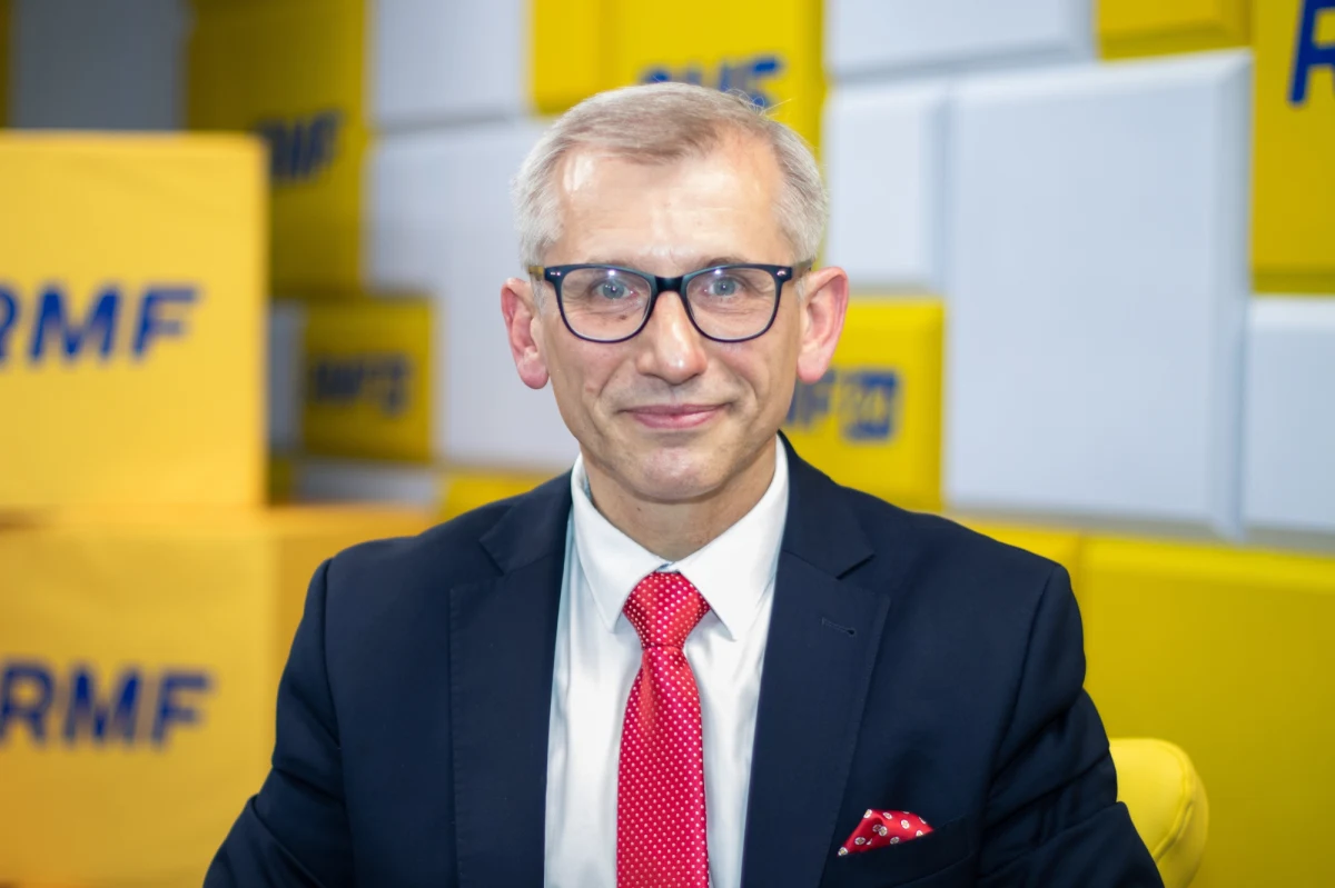 "Chore, idiotyczne, niewynikające z regulaminu Sejmu pomysły chodzą po niektórych głowach, a że analogie same się narzucają - i w 2007 roku i teraz PiS de facto przegrał wybory parlamentarne – to tak będę z pewnym niepokojem czekał na pierwsze posiedzenie Sejmu" - mówił w Popołudniowej rozmowie w RMF FM senator Krzysztof Kwiatkowski. W ten sposób polityk skomentował pogłoski o tym, że Prawo i Sprawiedliwość spróbuje zablokować pierwsze posiedzenie Sejmu.