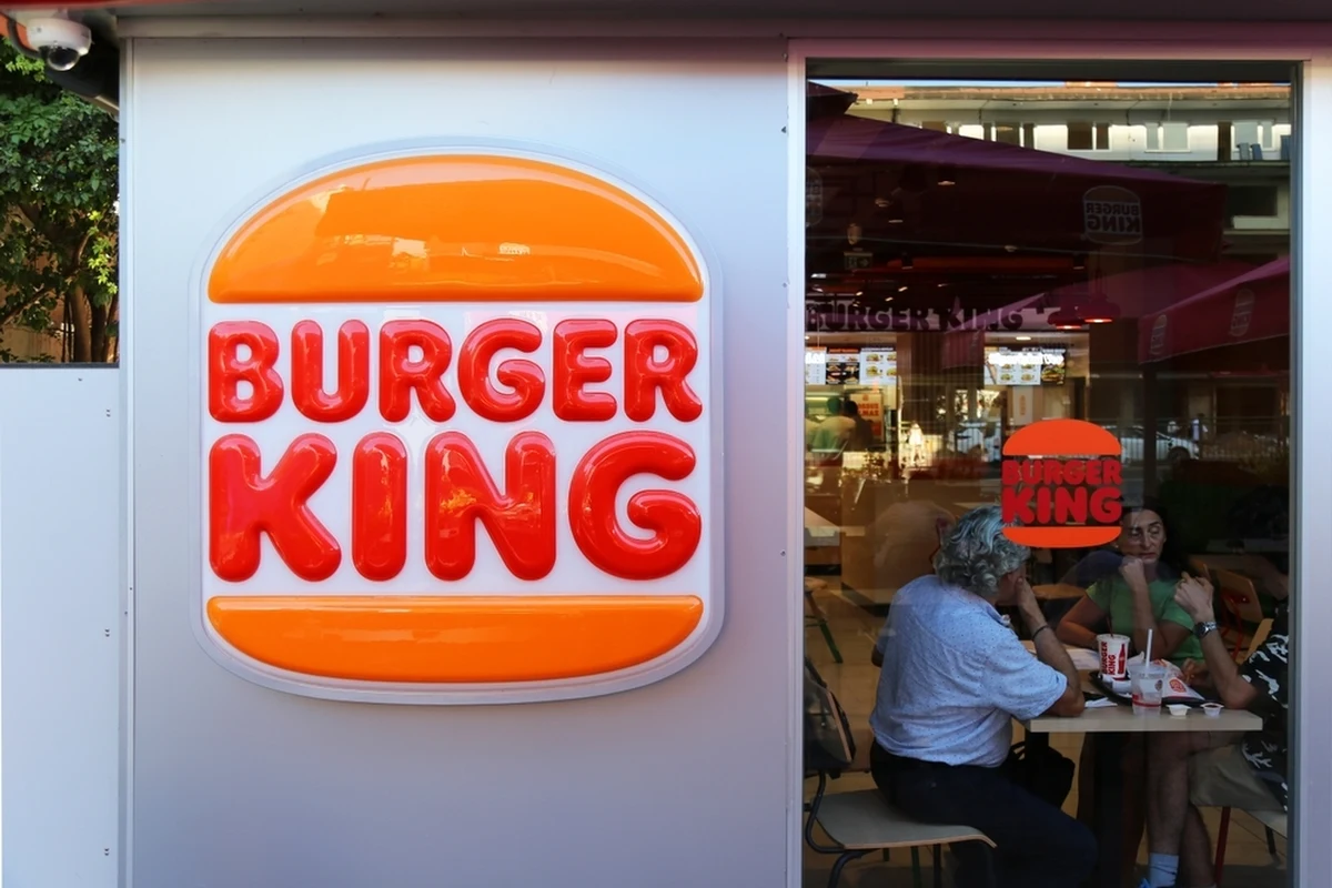Restauracja Burger King w Adanie na południu Turcji stała się celem ataku nożownika. 21-letni Hakan Güzel najpierw dźgnął pracownika i krzyczał, że amerykańska sieć gastronomiczna "splamiła serwowane jedzenie dziecięcą krwią". Portal Duvar zaznaczył, że było to najpewniej nawiązanie do kontynuowanego przez Izrael ostrzału Strefy Gazy.