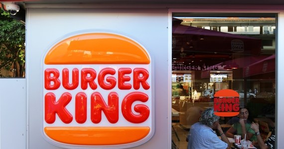 Restauracja Burger King w Adanie na południu Turcji stała się celem ataku nożownika. 21-letni Hakan Güzel najpierw dźgnął pracownika i krzyczał, że amerykańska sieć gastronomiczna "splamiła serwowane jedzenie dziecięcą krwią". Portal Duvar zaznaczył, że było to najpewniej nawiązanie do kontynuowanego przez Izrael ostrzału Strefy Gazy.