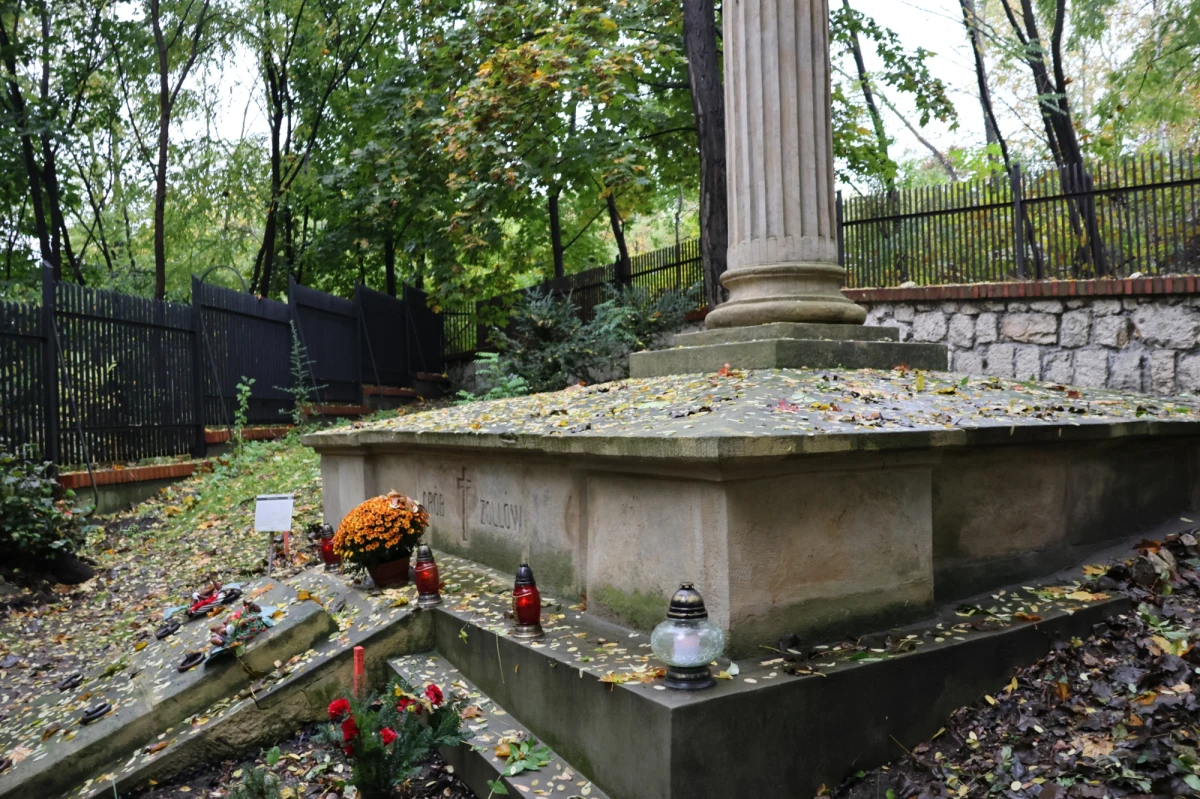 Do dzisiejszych czasów pozostał tylko skrawek dawnej nekropoli, ale to skrawek świadczący o bogatej historii i tożsamości okolicy. Mowa o Starym Cmentarzu Podgórskim znajdującym się na zboczu wzgórza Krzemionki przy ulicy Powstańców Śląskich.