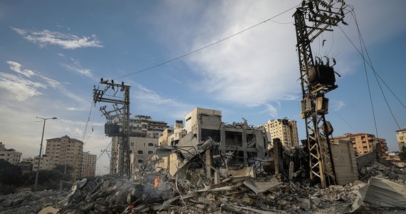 W obozie dla uchodźców w mieście Dżabalija w północnej części Strefy Gazy doszło we wtorek do potężnych eksplozji, miejscowe władze informują o setkach zabitych i rannych - podał portal sieci CNN. Izrael przyznał, że Siły Obronne Izraela zabiły Ebrahima Biariego, jednego z dowódców Hamasu, podkreślając, że zaatakowano jego twierdzę.