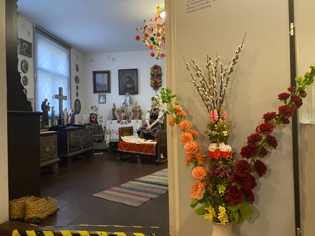 ​Ulica Dominikowej, matki Jagny, czy ulica Boryny - to współczesne ślady powieści "Chłopi", jakie znajdują się w Lipcach Reymontowskich. Niewielką miejscowość w Łódzkiem odwiedza znacznie więcej turystów, zachęconych najnowszą ekranizacją powieści. Zaglądają też na grób Macieja Boryny na lipieckim cmentarzu.