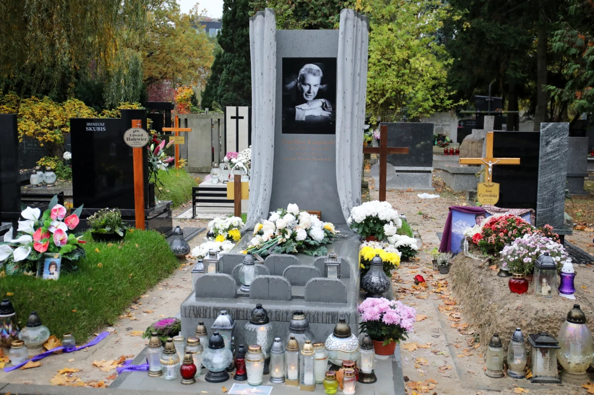 Początek listopada to czas wspominania tych, których już z nami nie ma. Przypominamy ludzi polityki, kultury, nauki i sportu zmarłych w ciągu minionego roku.