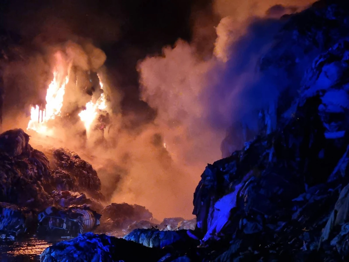 Strażacy od wtorkowego wieczora walczą z ogniem w Kamieńcu koło Lęborka na Pomorzu. Płonie tam składowisko tekstylnych odpadów. Nie ma informacji o poszkodowanych. To 33. pożar w tym miejscu.
